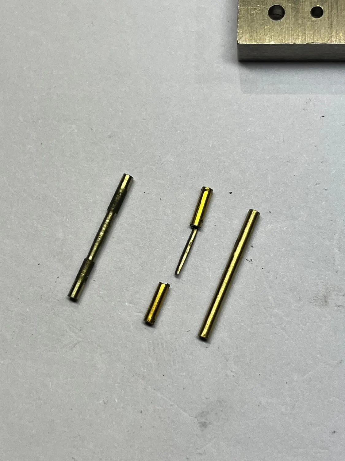 Reparatur von Bandstiften und Federstegen für ein Uhrenarmband – Atelier Hellmüller, Eglisau