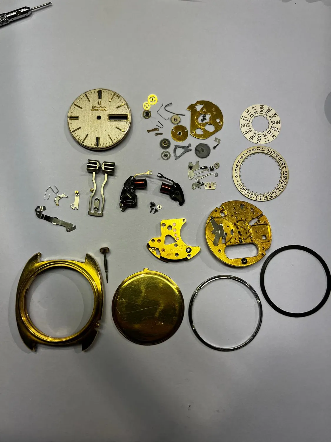Bulova Accutron Stimmgabelwerk in Revision, zerlegte Bauteile – Atelier Hellmüller, Eglisau