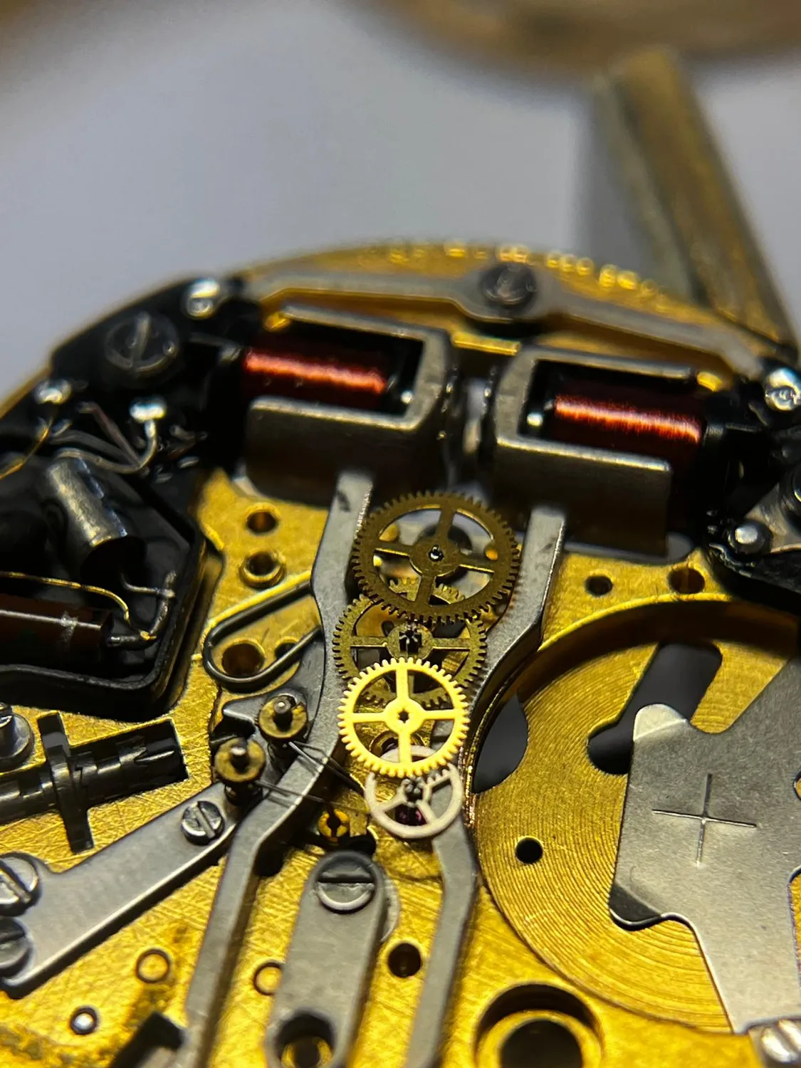 Bulova Accutron Stimmgabelwerk – Makro mit den beiden Spulen und Indexrad – Atelier Hellmüller, Eglisau