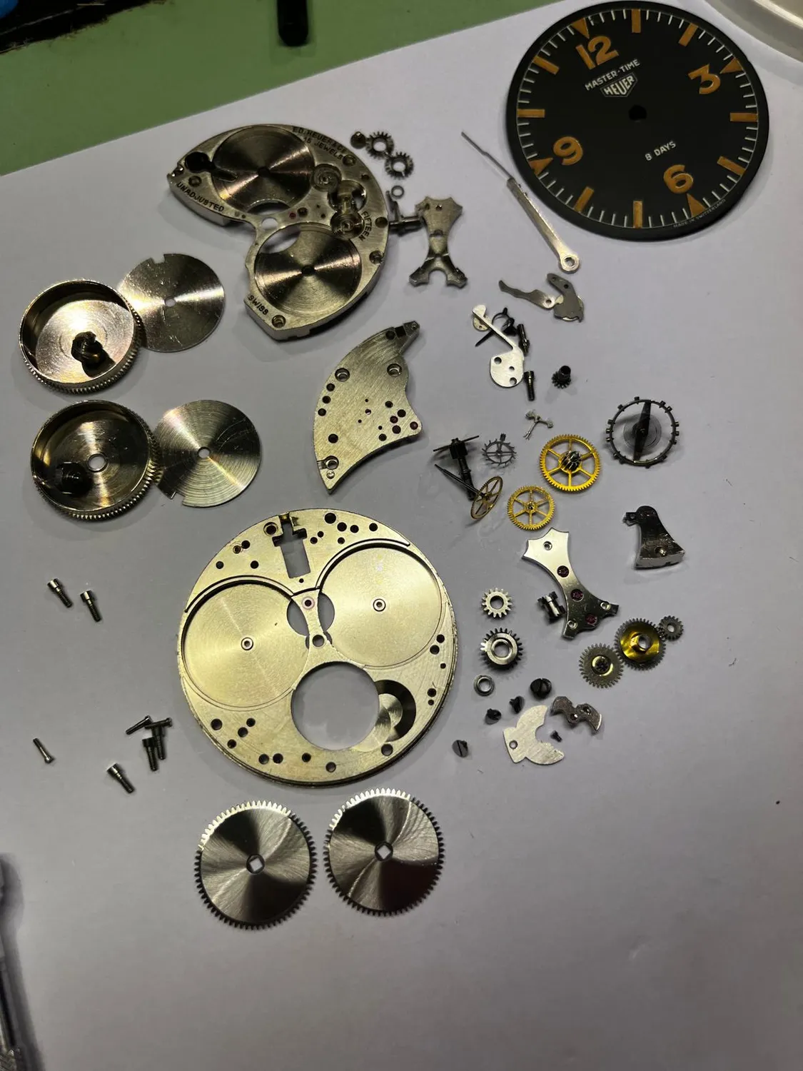 Heuer 8-Tage-Borduhr (Armaturenbrettuhr), Werk in Revision – Atelier Hellmüller, Eglisau