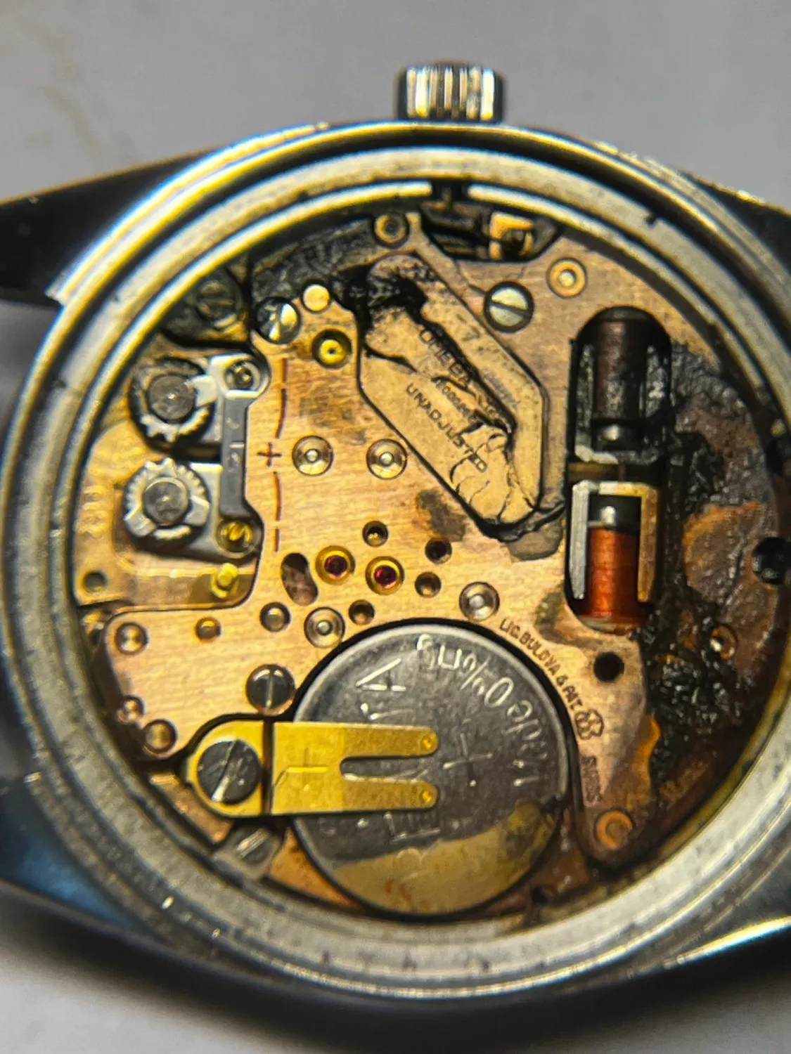 Omega f300 Stimmgabelwerk (ESA 9162) mit Korrosion nach Wasserschaden – Atelier Hellmüller, Eglisau