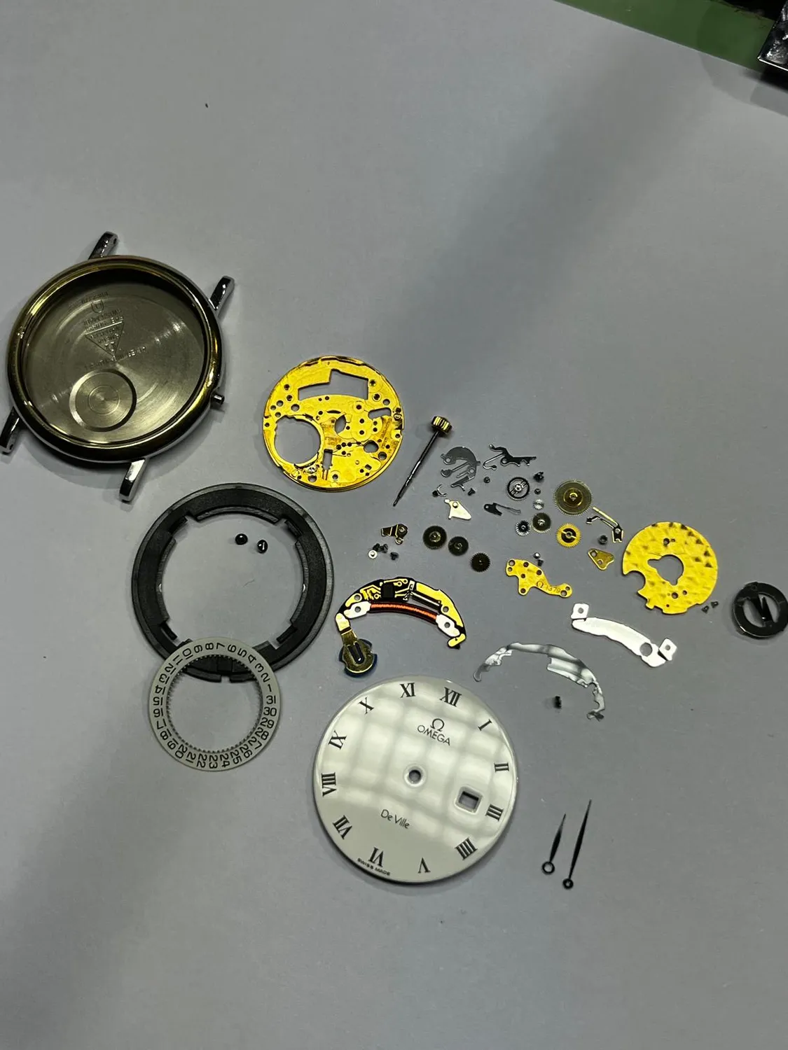 Omega Quarzuhr, zerlegt zur Revision – Atelier Hellmüller, Eglisau