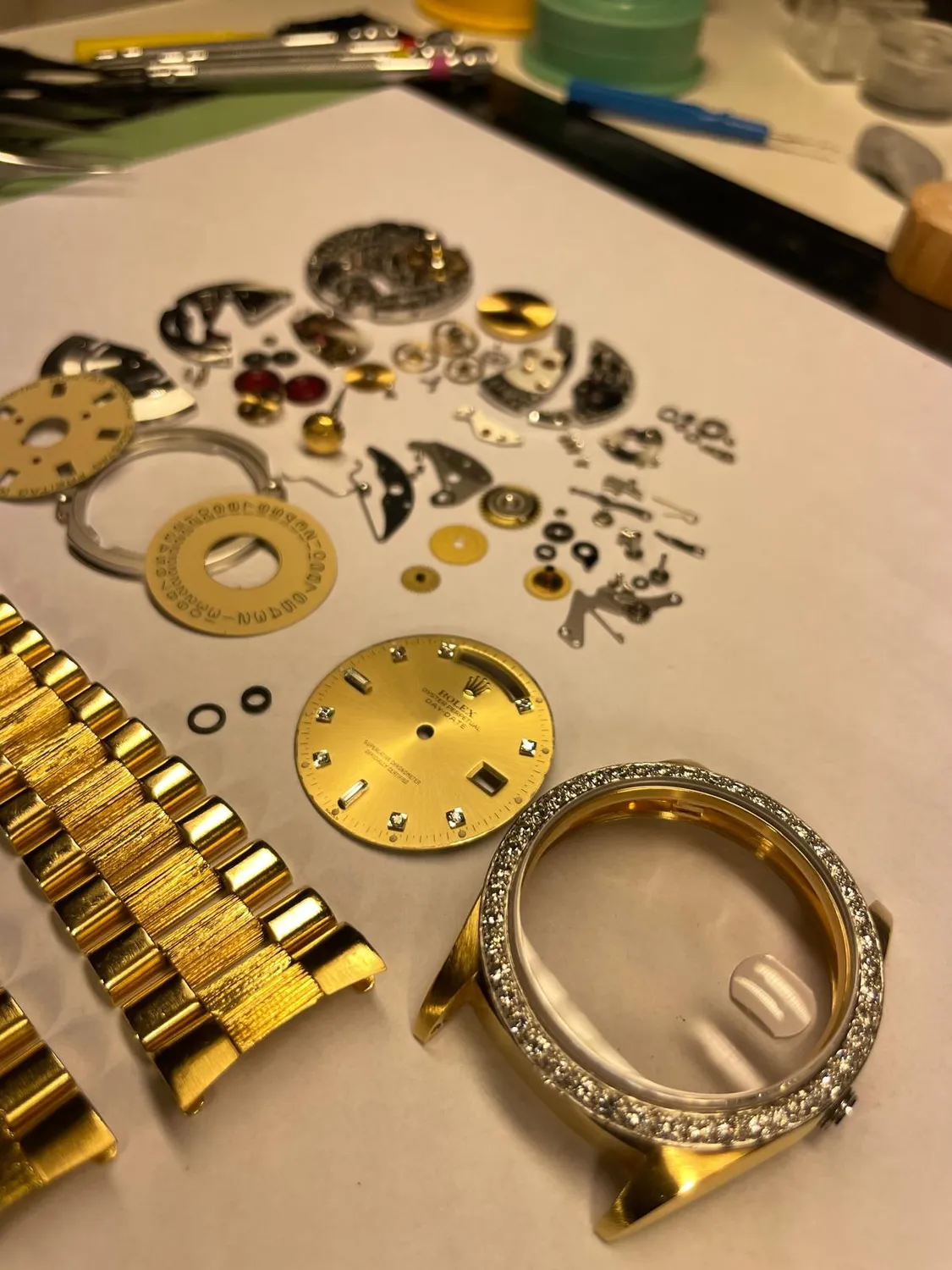 Rolex Day-Date in Gold mit Diamant-Lünette, Revision und Aufarbeitung – Atelier Hellmüller, Eglisau