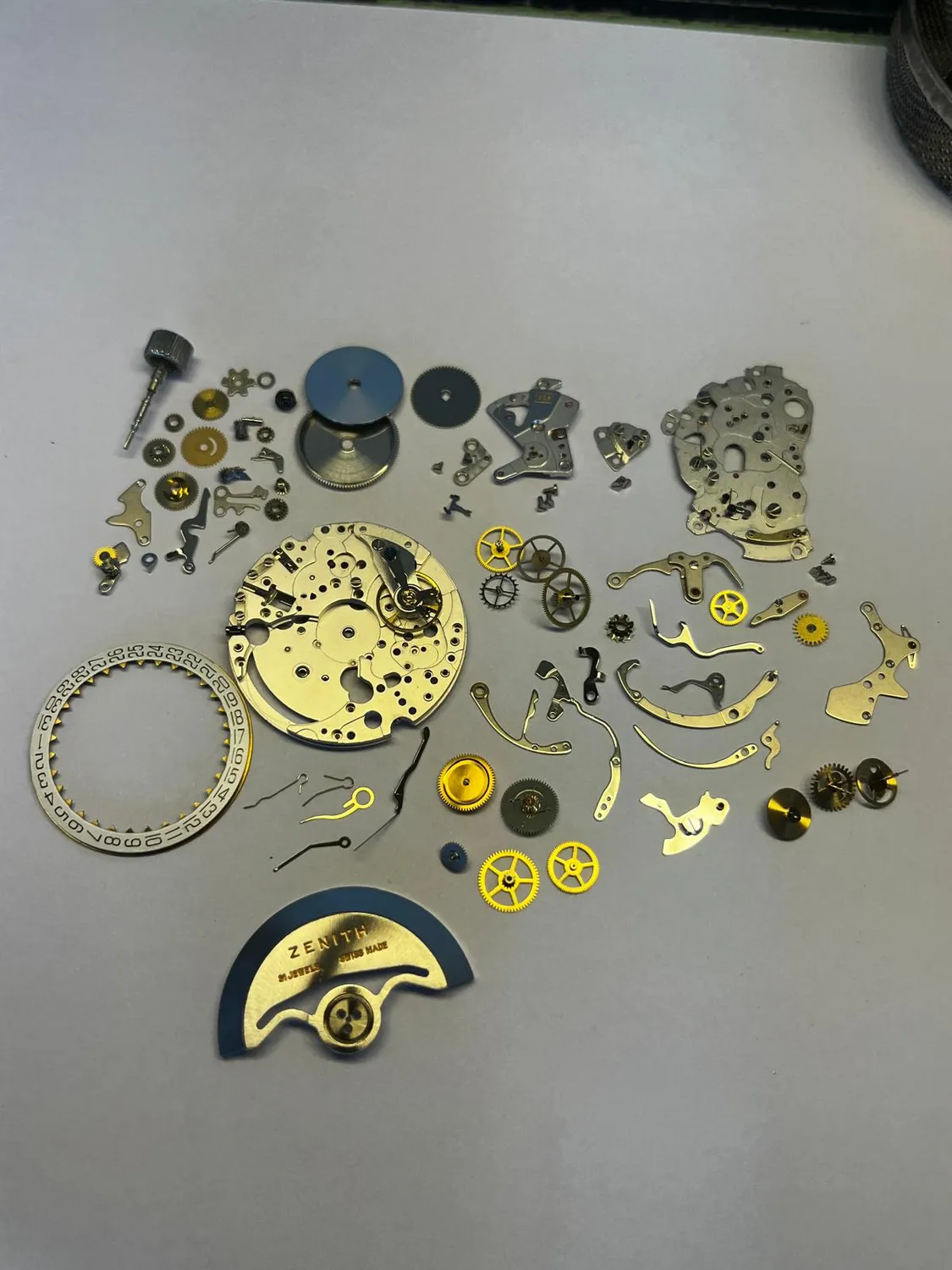 Zerlegtes Zenith El Primero Kaliber 400 Automatik-Chronographenwerk mit Rotor und Bauteilen – Atelier Hellmüller, Eglisau