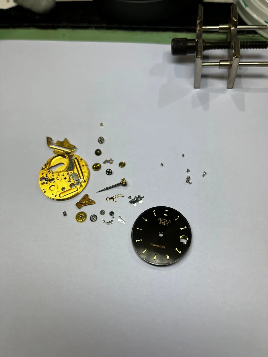 Zircon Quarzuhr, zerlegtes Werk – Atelier Hellmüller, Eglisau