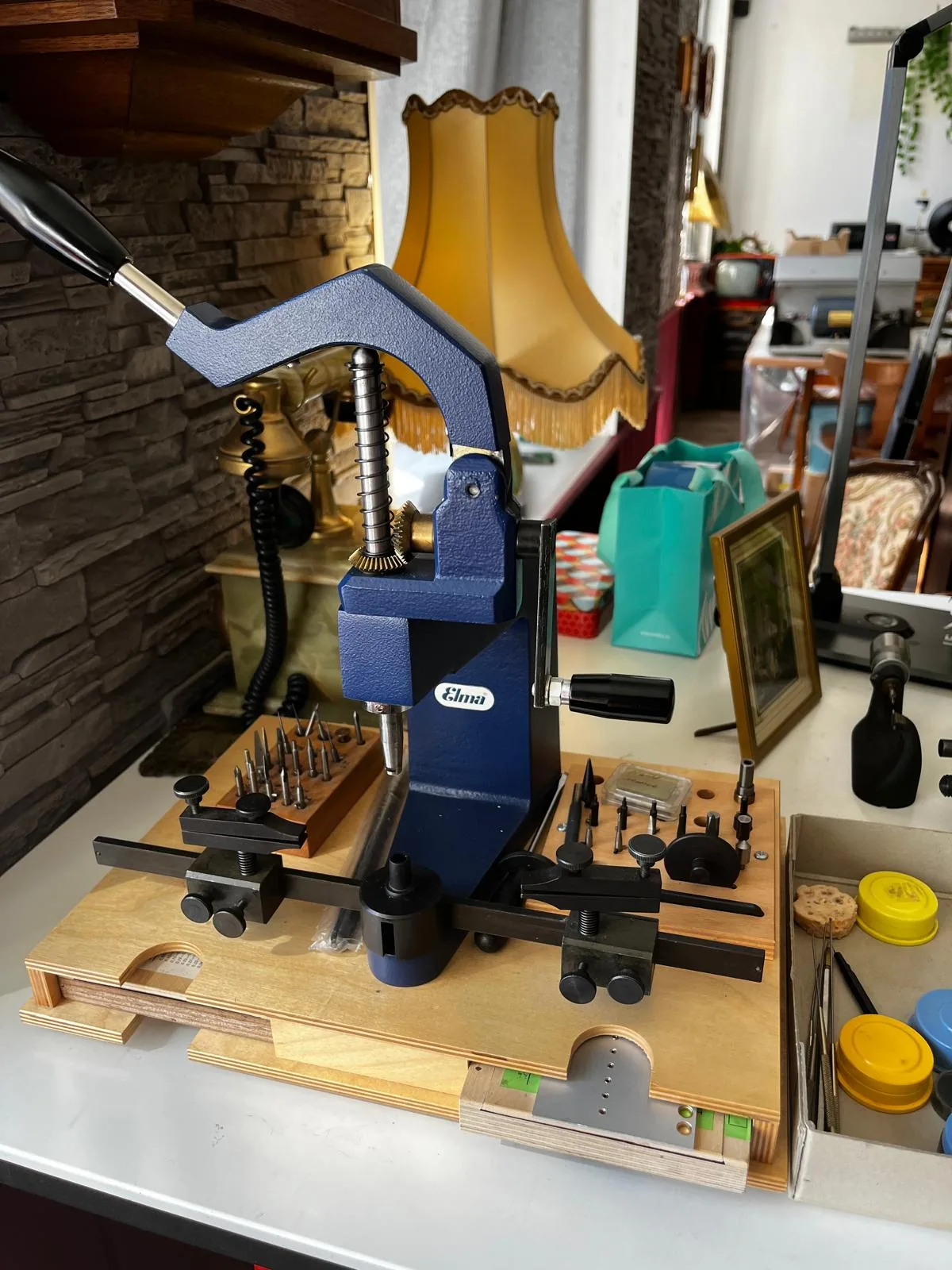Elma Lagersetzapparat im Atelier Hellmüller Eglisau – Präzisionswerkzeug zum Einsetzen von Uhrenlagern und Steinen