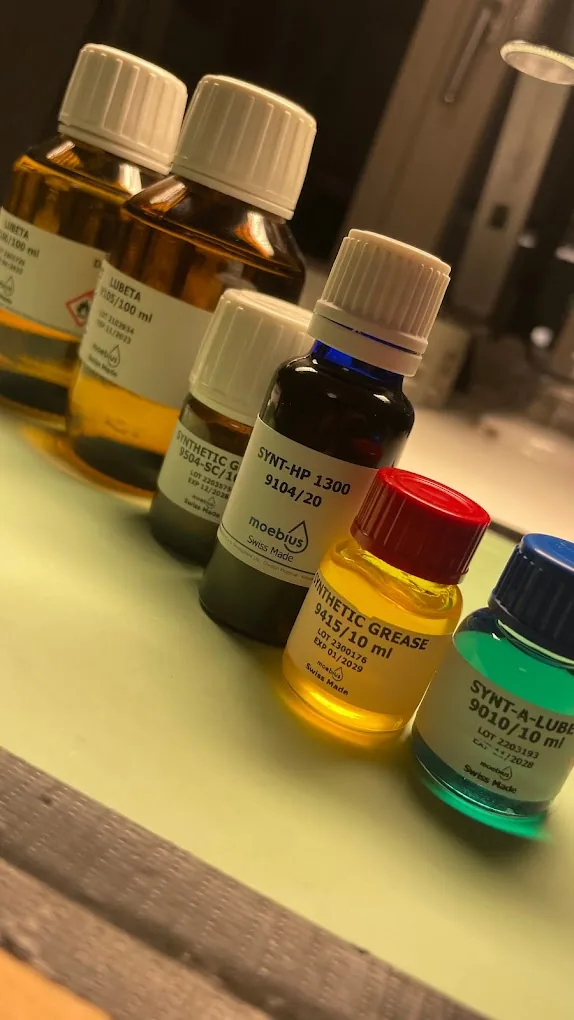 Moebius Uhren-Schmierstoffe – Synt-HP 1300, Synthetic Grease und Synt-A-Lube im Atelier Hellmüller