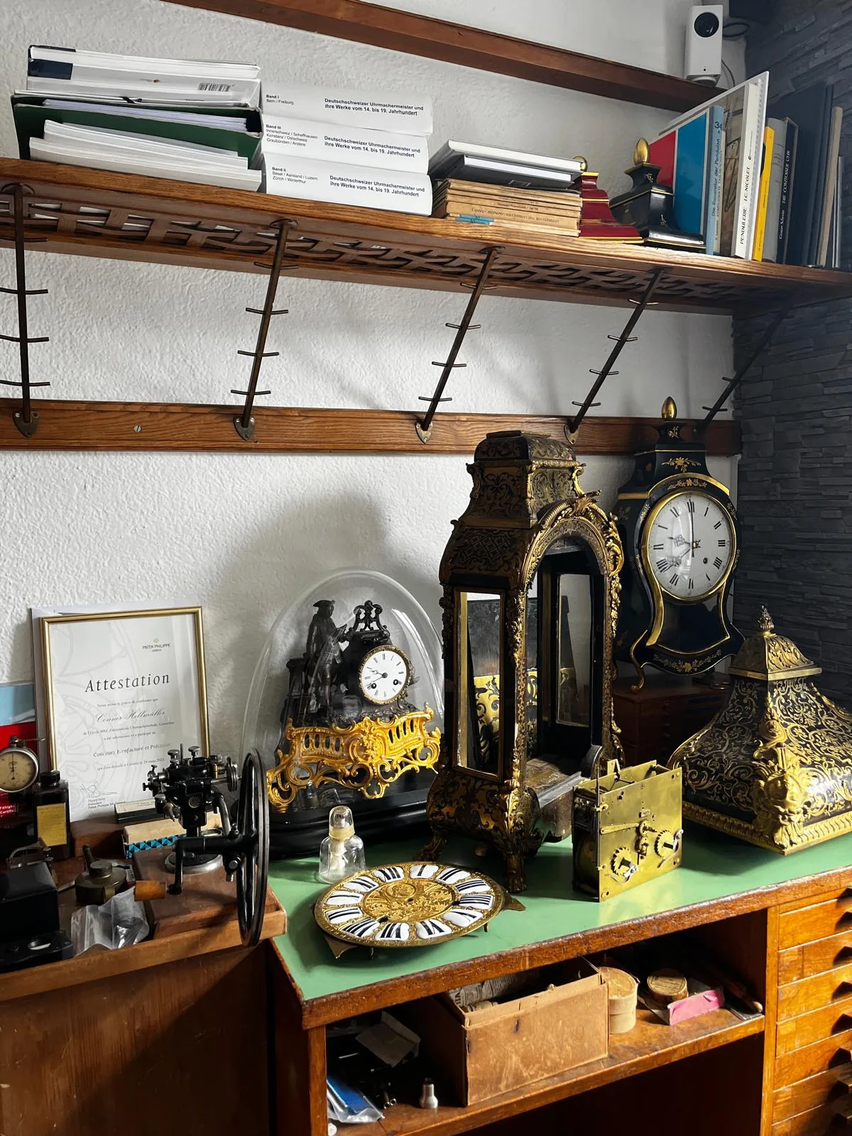 Boulle-Pendulen, Patek Philippe Attestation und antike Uhrmacher-Instrumente im Atelier Hellmüller