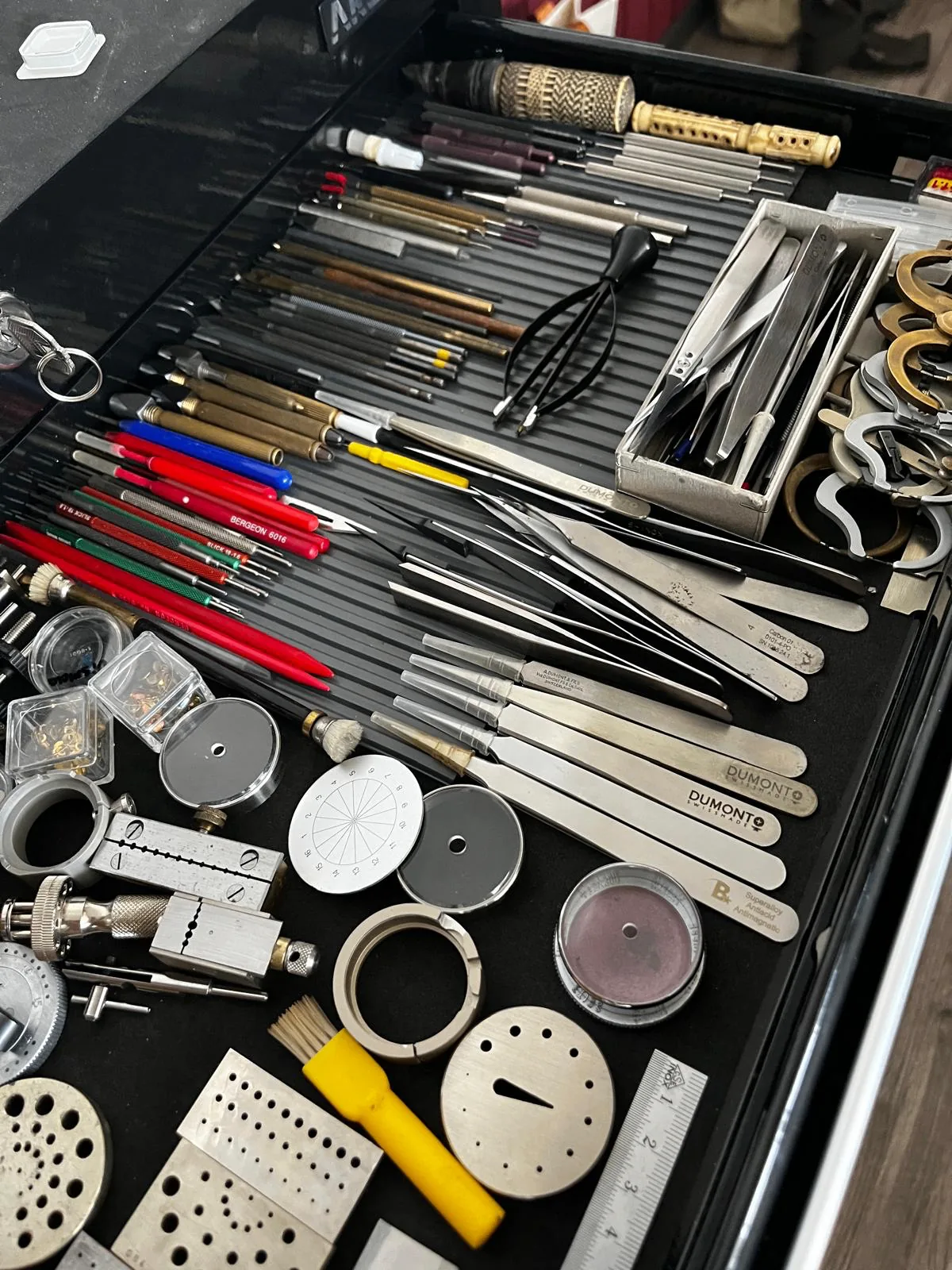 Kontrolltisch im Uhrmacher-Atelier mit Pinzetten, Bergeon-Werkzeugen und Prüfinstrumenten