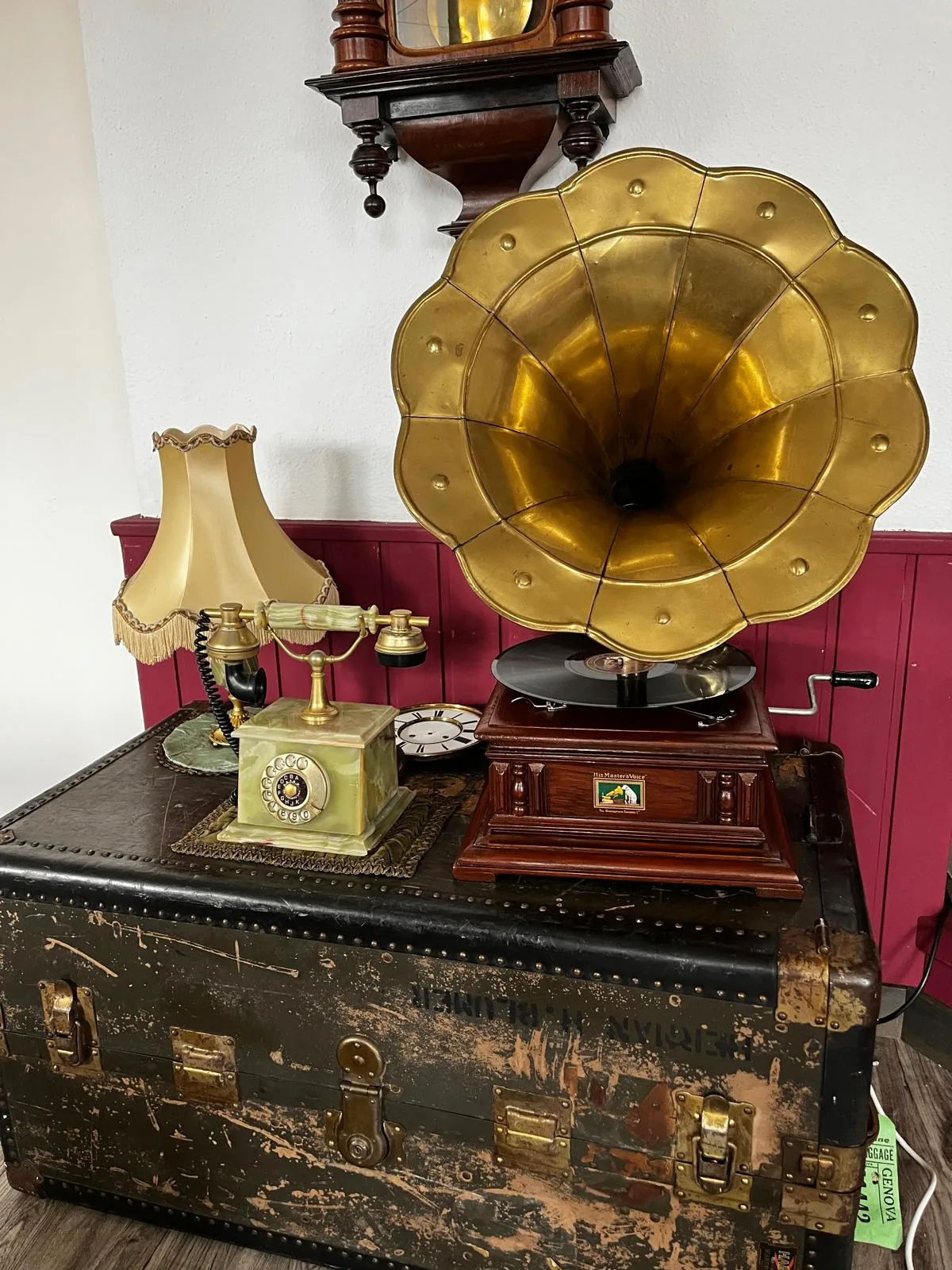 Historisches Dekor – Atelier Eglisau Historisches Ambiente im Atelier – Grammophon, antikes Telefon und Wanduhr