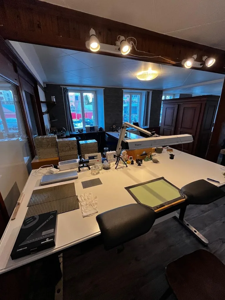 Professioneller Uhrmacher-Arbeitsplatz – Atelier Eglisau Uhrmacher-Arbeitsplatz im Atelier Eglisau – Bergeon Werkzeug, Zeitwaage und professionelle Ausstattung