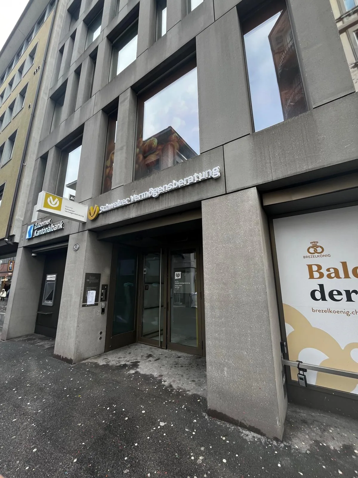 Eingang Hertensteinstrasse 51 Luzern — Übergabepunkt für Uhrenservice in der Luzerner Altstadt