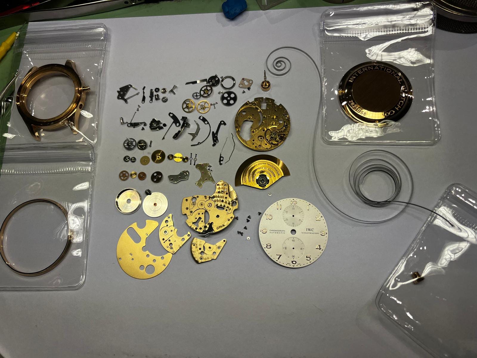 IWC Schaffhausen Chronograph – Revision im Atelier Zerlegter IWC Chronograph mit Werkteilen, Zifferblatt und Gehäuse