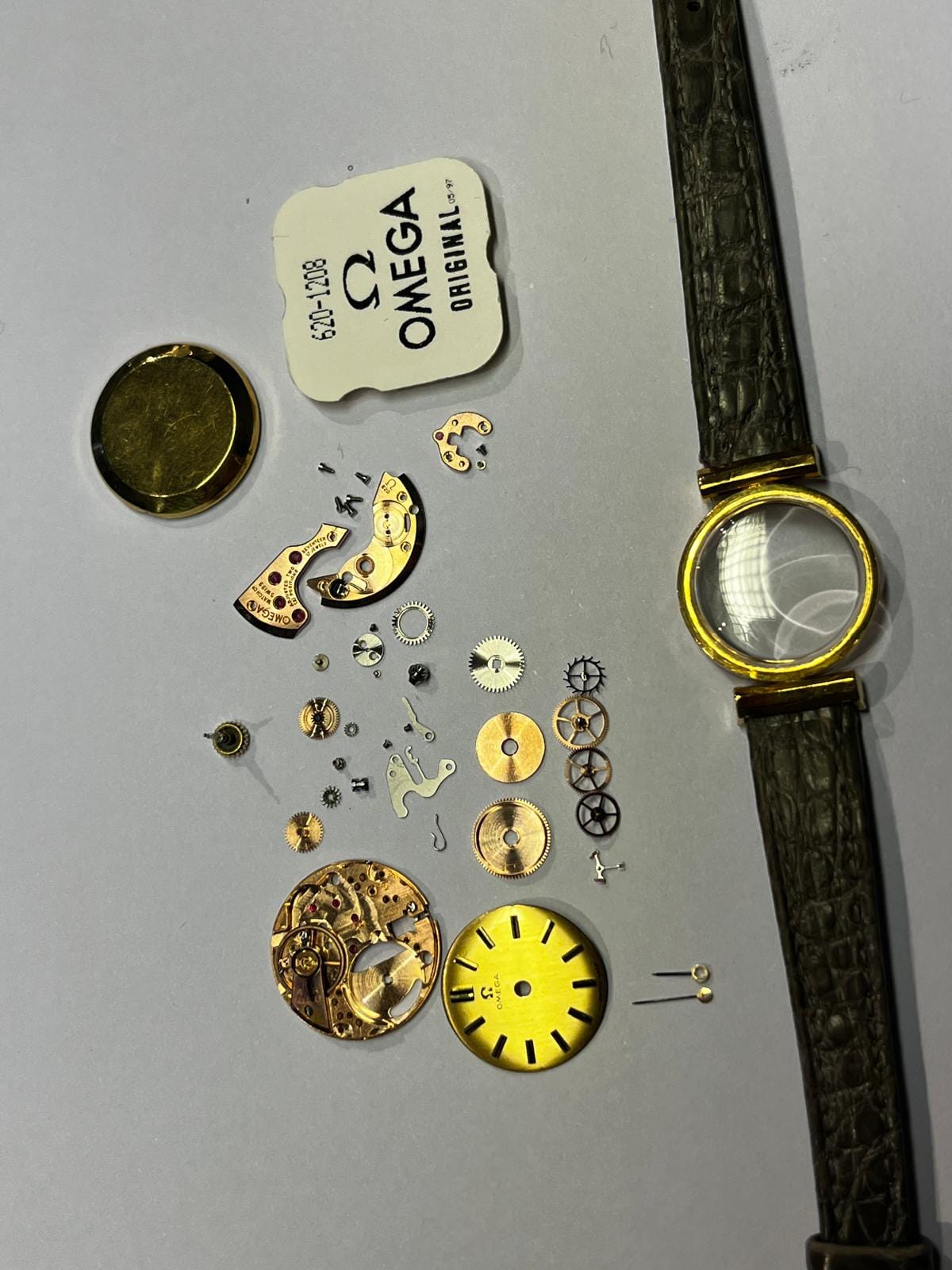 Vintage Omega Kaliber 620 – vor der Montage Zerlegte Vintage Omega mit Kaliber 620-1208, Zifferblatt und Gehäuse